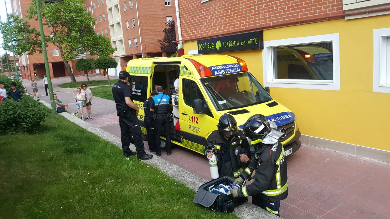 Los bomberos atienden a dos personas mayores tras un incendio declarado en su vivienda