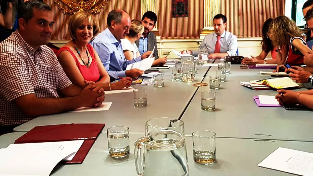 La Junta de Portavoces equipara las dedicaciones exclusivas con el personal eventual