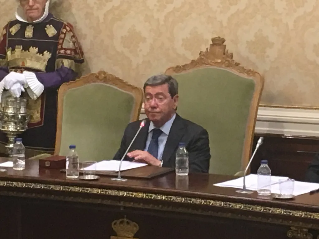 César Rico recoge el bastón de mando como presidente de la Diputación con 14 votos de PP, Cs y Vox