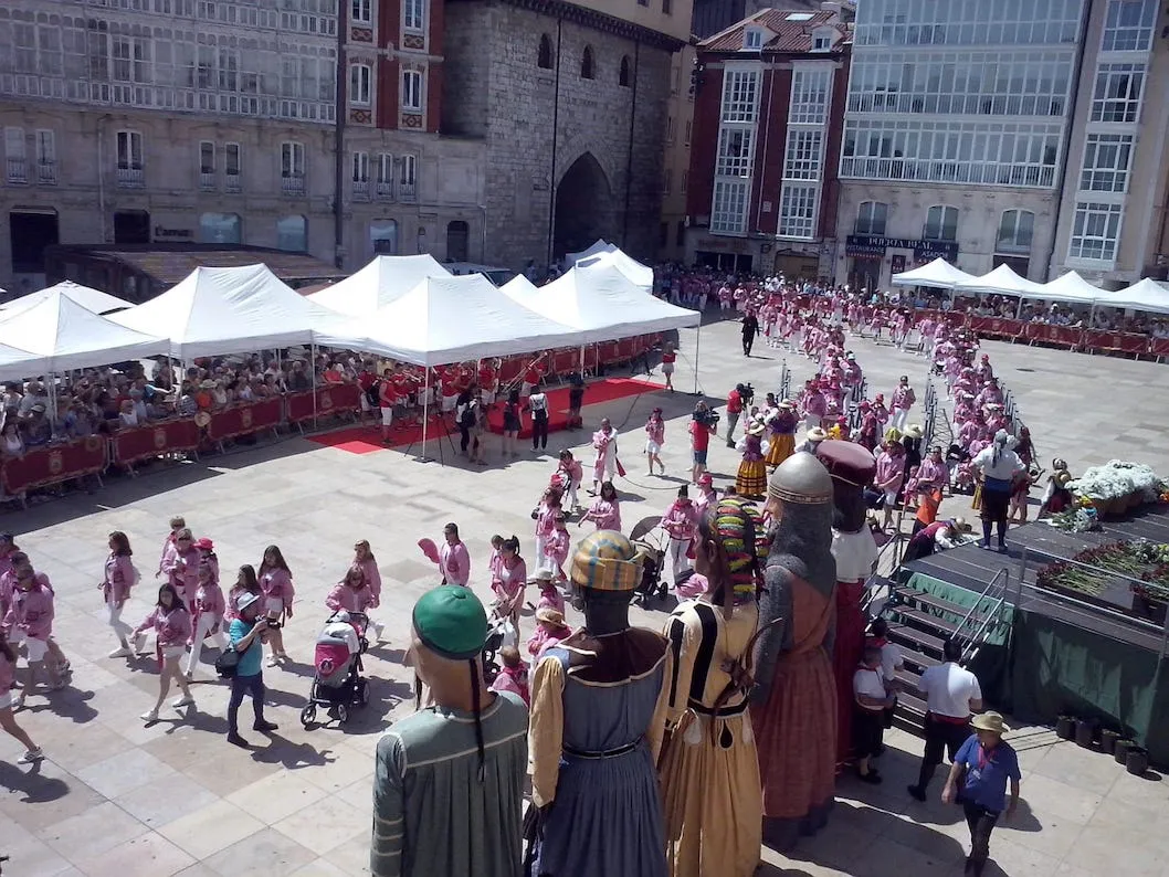 Santa María La Mayor se engalana con miles de flores en el Día Grande de las Fiestas.