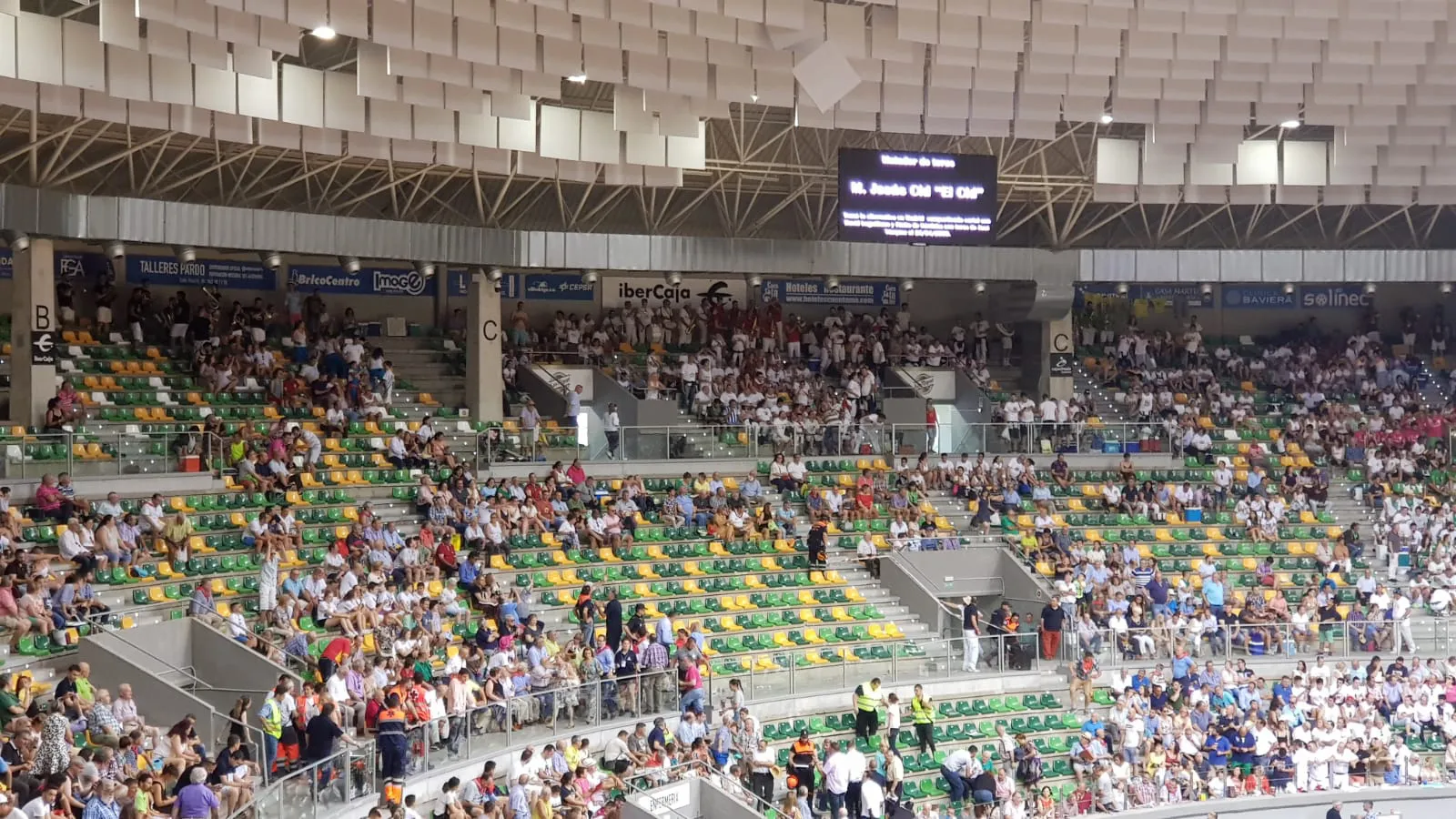 Desalojan el sector C del Coliseum por riesgo de desprendimiento de los paneles de absorción de sonido