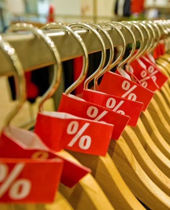 OCU recuerda que en rebajas se reducen los precios, pero no los derechos de los consumidores