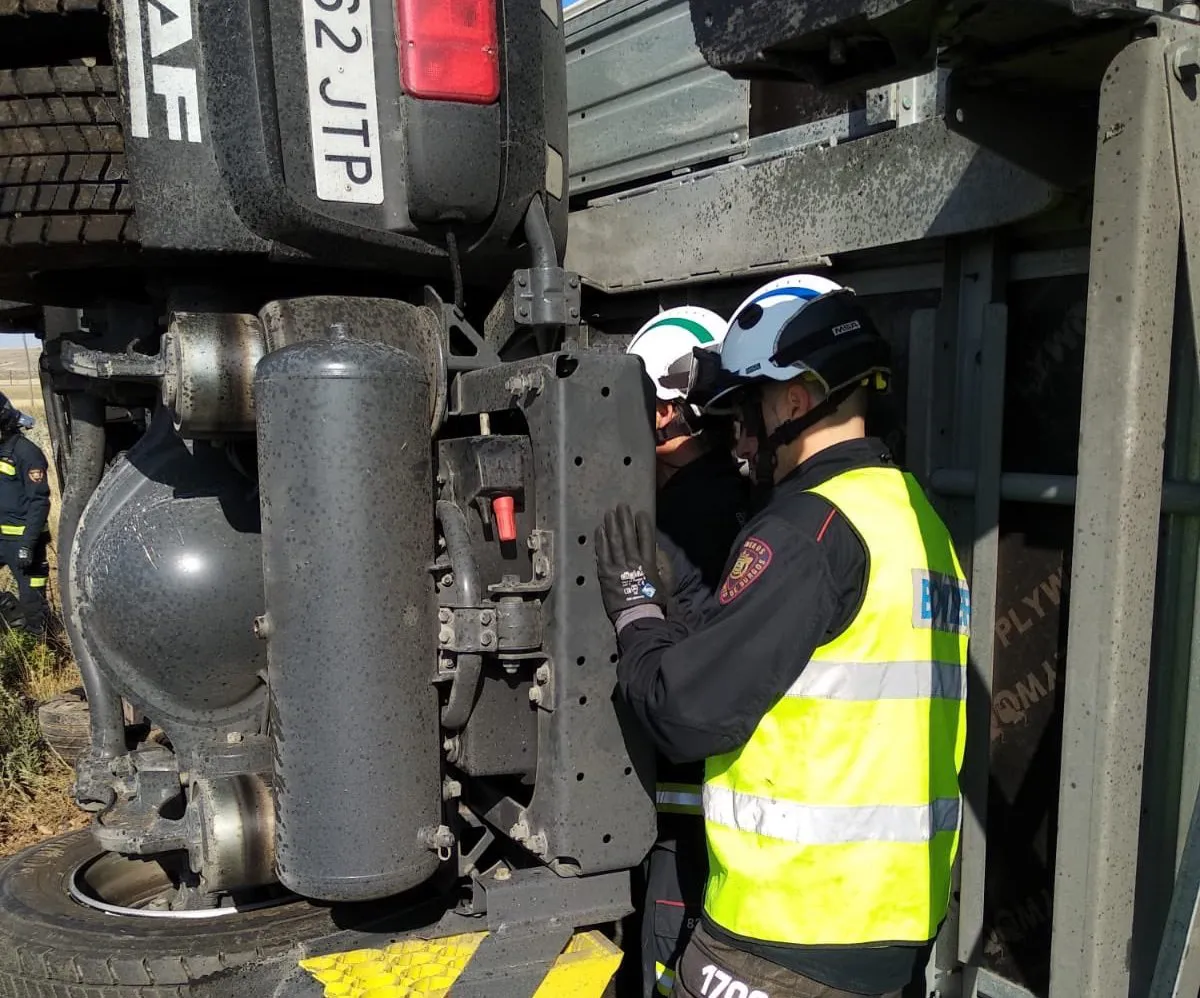Dos heridos leves tras el vuelco de un camión en Villaquirán