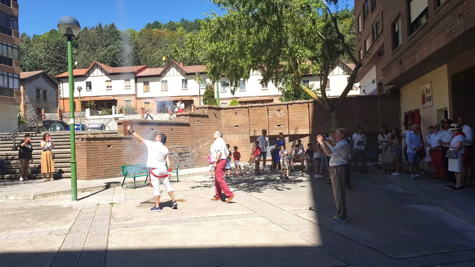 Los navarros de Burgos celebran el ‘Chupinazo’ de San Fermín