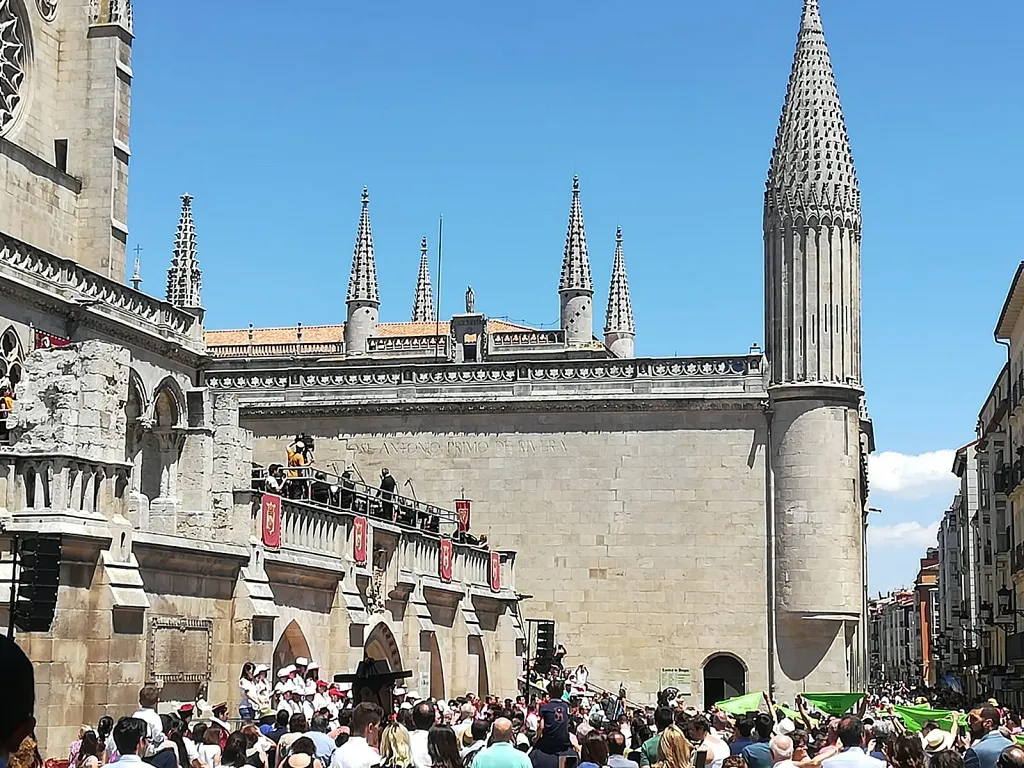 Emotividad y emoción contenida en la intepretación popular del Himno a Burgos