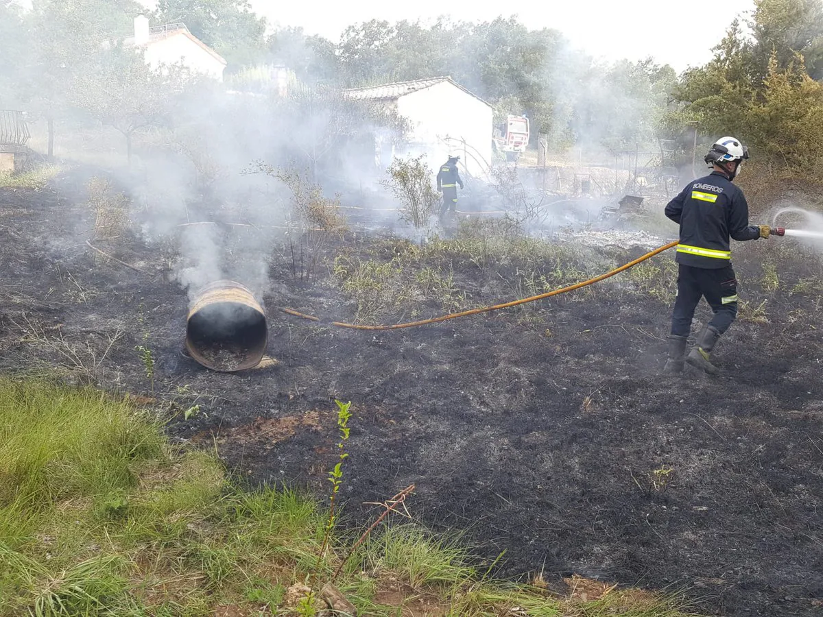 Sofocan un incendio en las inmediaciones de Modúbar de la Emparedada