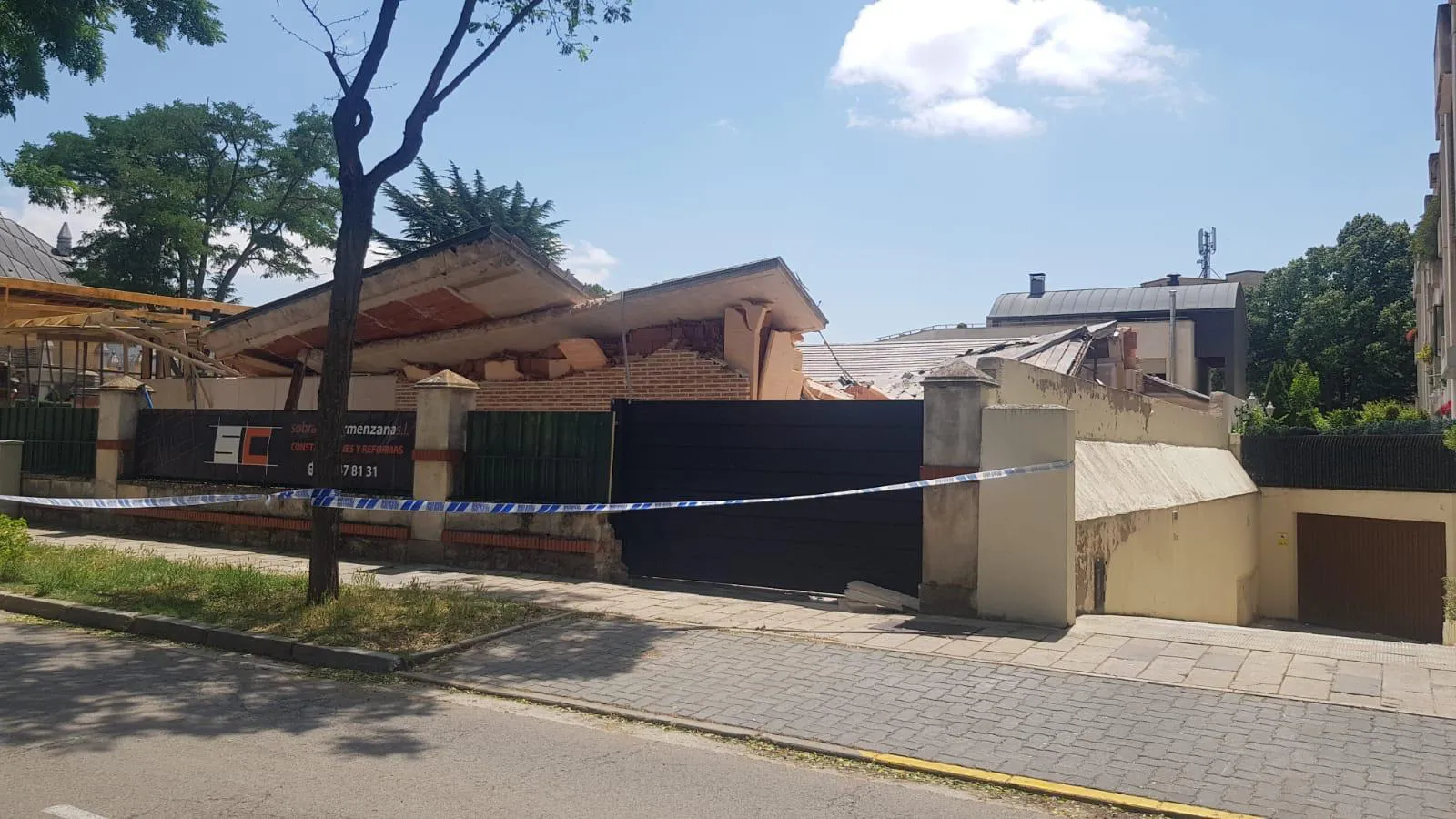 Una casa se desploma en el barrio de Las Huelgas