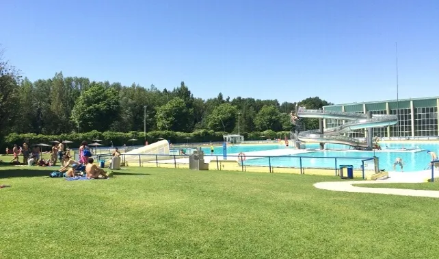 Ciudadanos denuncia el desastre económico y ambiental de la piscina familiar de El Plantío que pierde un millón de litros al día