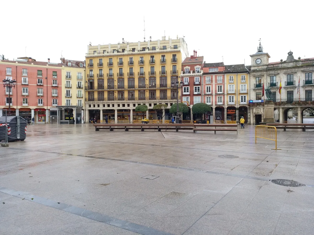 La obra de la plaza Mayor tendrá una prórroga de cinco meses para acometer la mejora de la iluminación de la Casa Consistorial