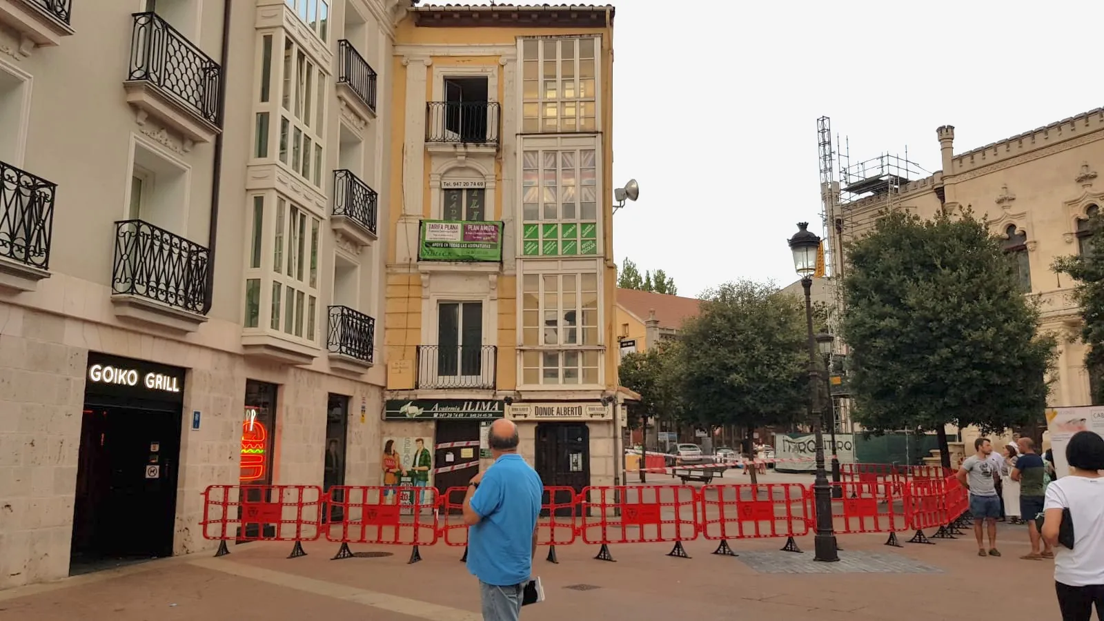 Los bomberos acordonan y clausuran el inmueble número 5 de Alonso Martínez