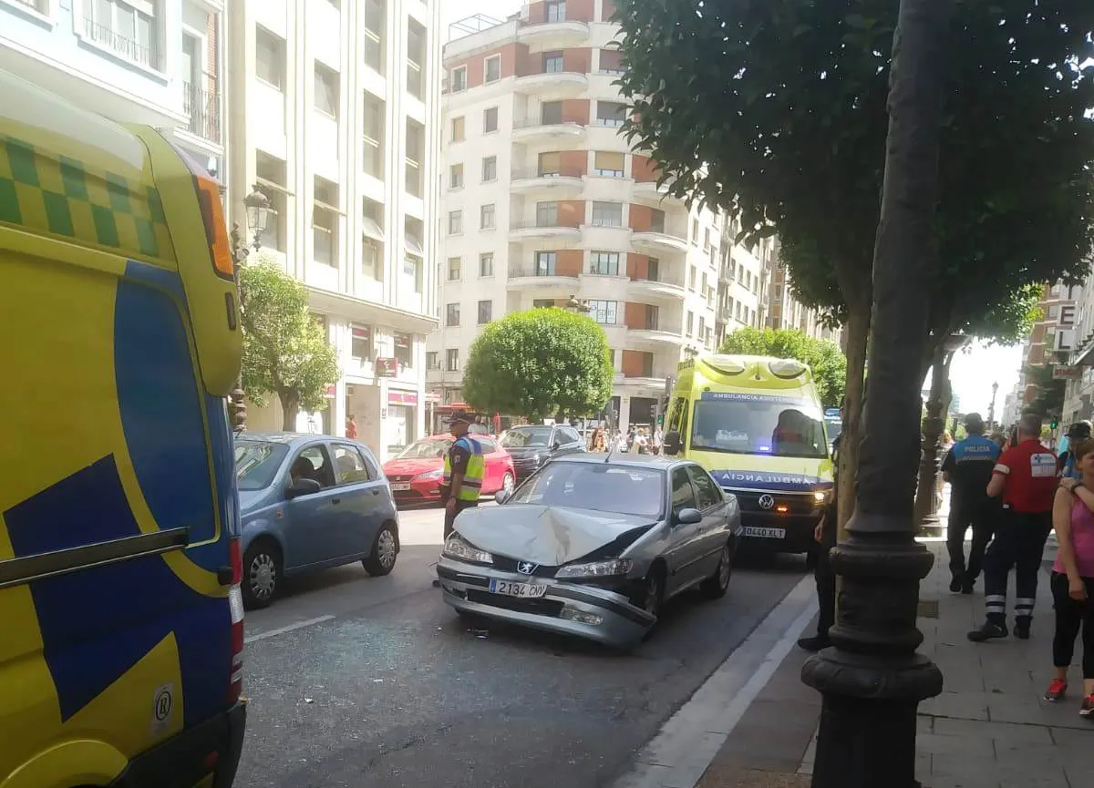 Chocan por alcance tres vehículos en la calle Vitoria