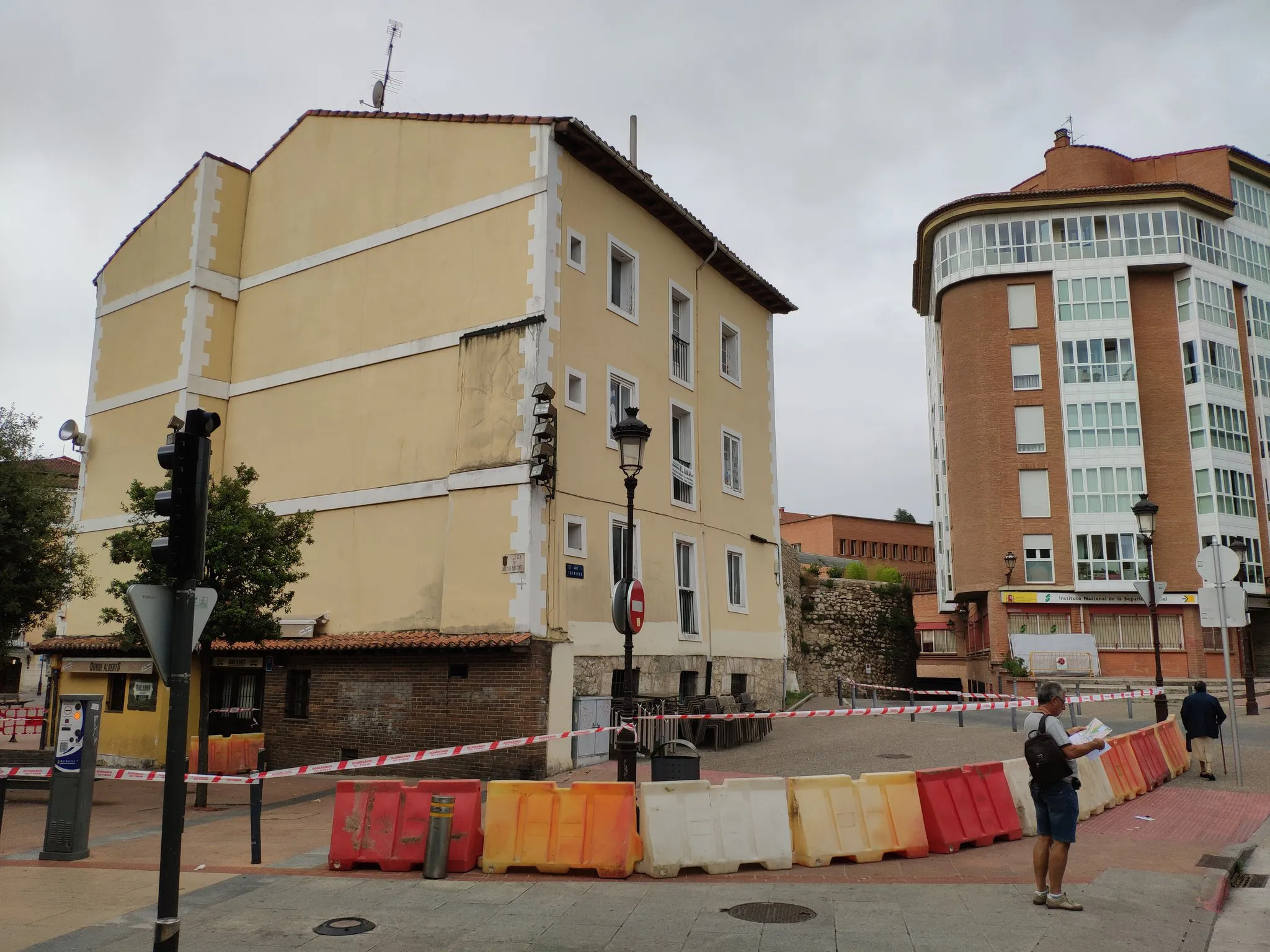 Bomberos y técnicos municipales inspeccionan el edificio número 5 de la plaza Alonso Martínez tras caerse un falso techo
