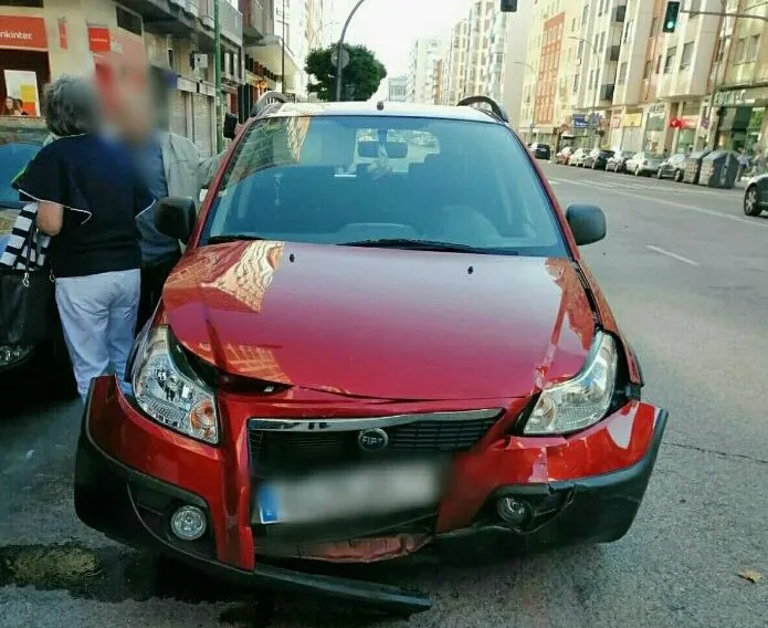 Un accidente en la calle Vitoria, prolongación de Grandmontagne, causa dos heridos leves