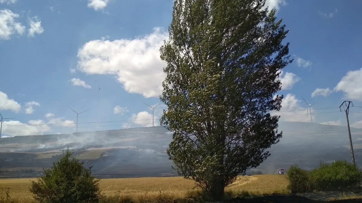 Los bomberos sofocan un incendio en Huérmeces