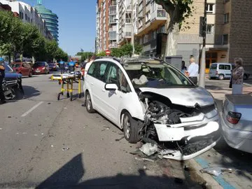Colisión entre dos turismos en la calle Vitoria