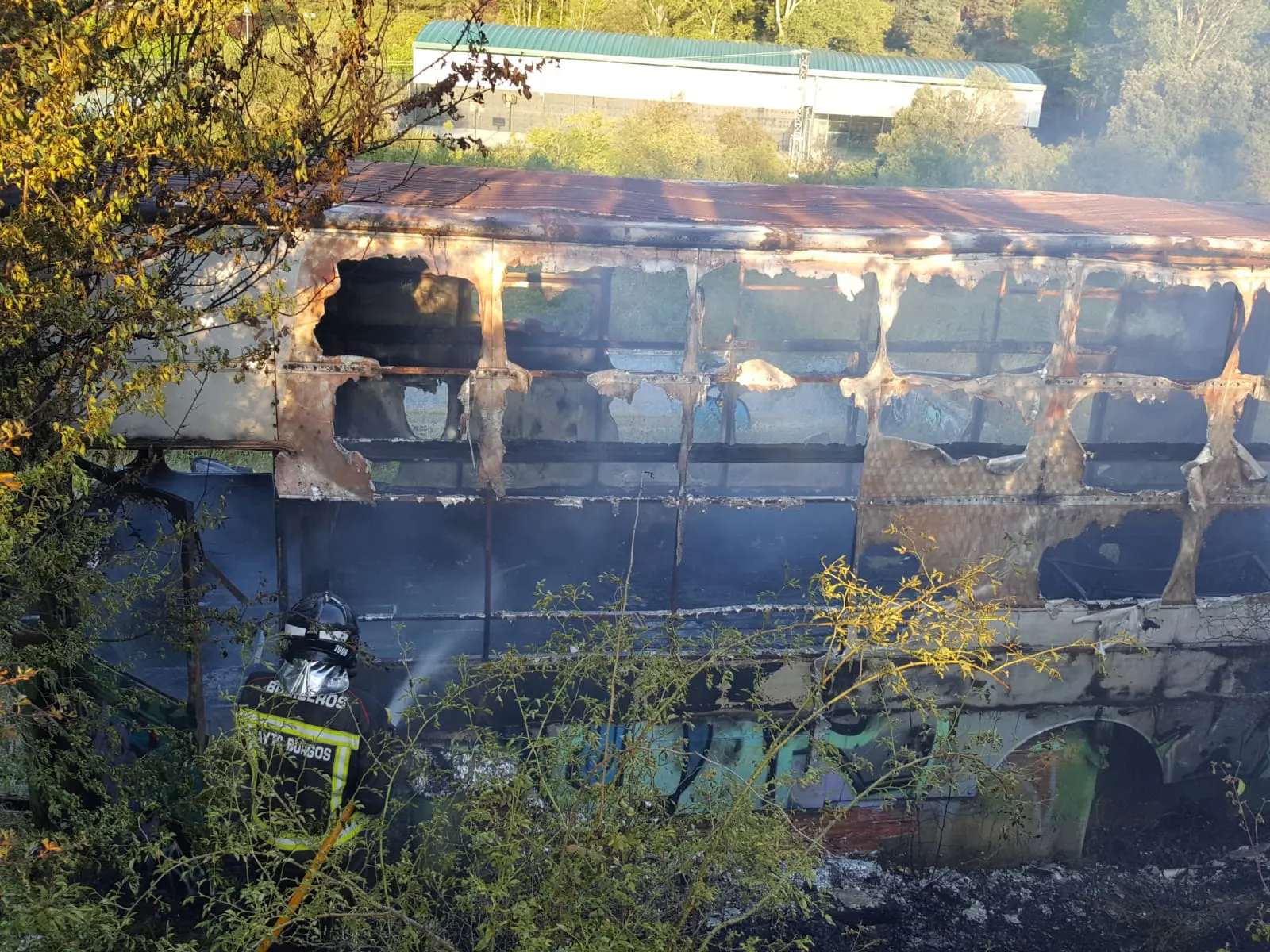 Los Bomberos apagan un fuego en un vehículo-vivienda en Fuentes Blancas