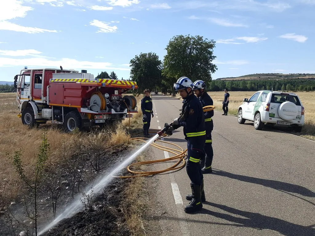 Los Bomberos intervienen para apagar un incendio de rastrojo en San Millán de Juarros