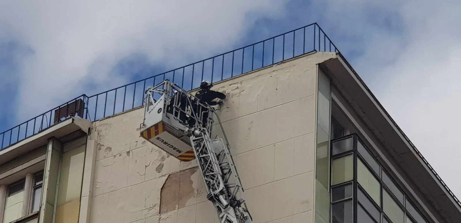 Los Bomberos retiran unos desconchones en la pared lateral de los antiguos almacenes Campo