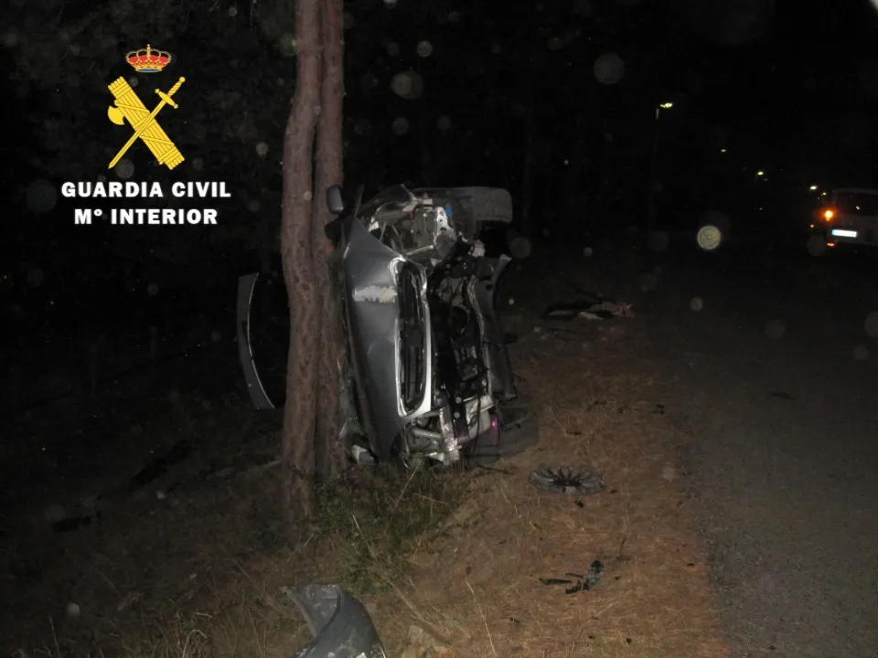 Un conductor ebrio empotra su vehículo contra un árbol en Quintanar de la Sierra