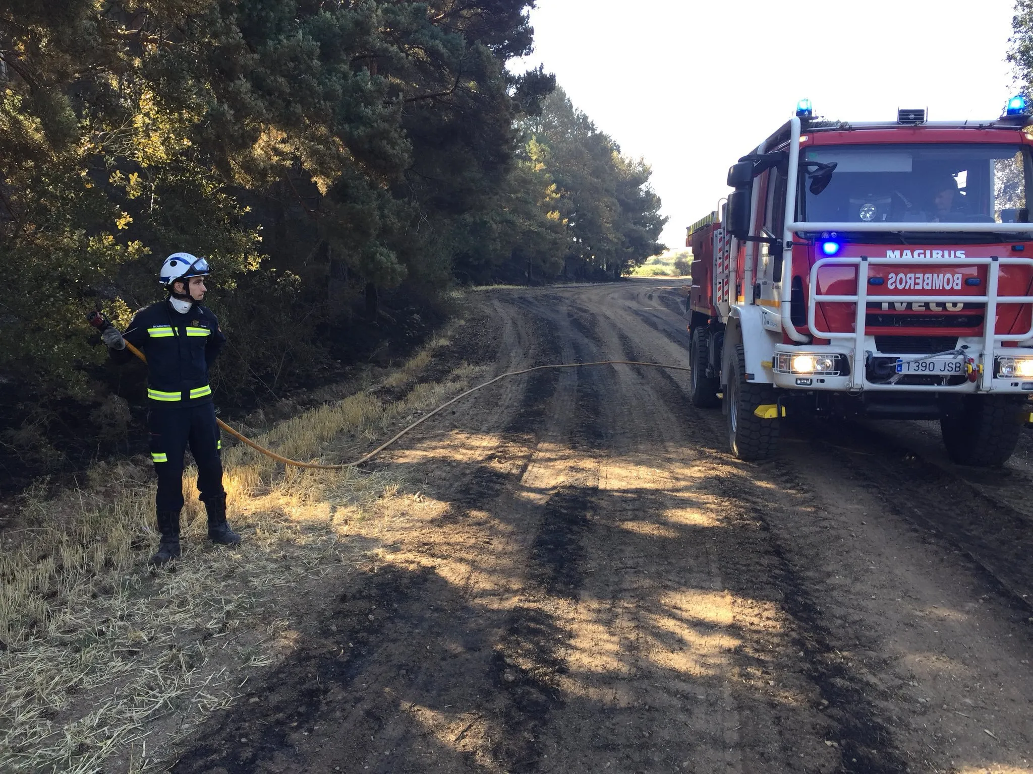 Los bomberos apagan rescoldos activos del incendio de Cortes