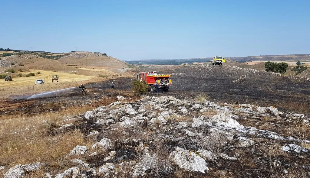 Los bomberos sofocan un incendio en la localidad de La Nuez de Arriba