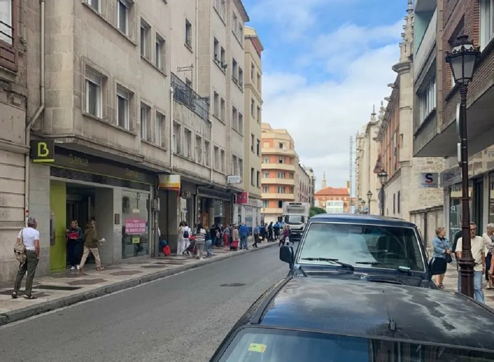 Un camión derriba una farola en la calle Miranda y hiere en la cabeza a una mujer de 74 años