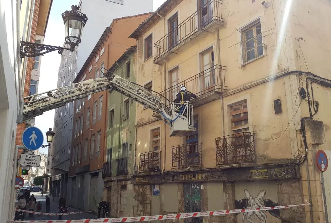 Bomberos acuden a fijar fachadas a las calles Hospital Militar y Autonomía