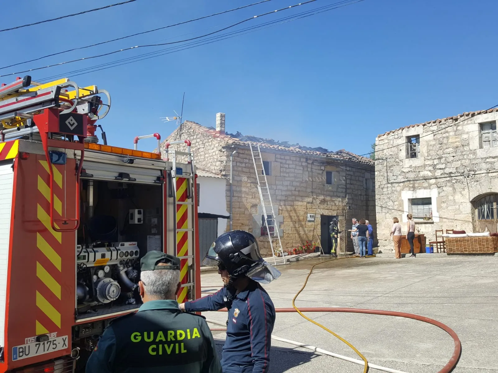 Los bomberos apagan un incendio en una vivienda de Avellanosa del Páramo