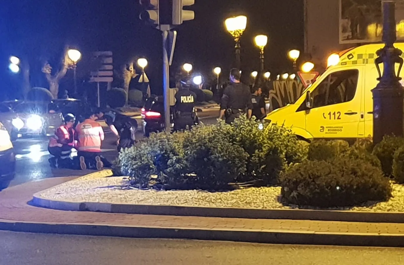 Herido un repartidor de comida a domicilio al caerse de la moto en la plaza Vega