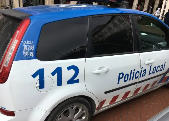 La policia local actúa contra el botellón