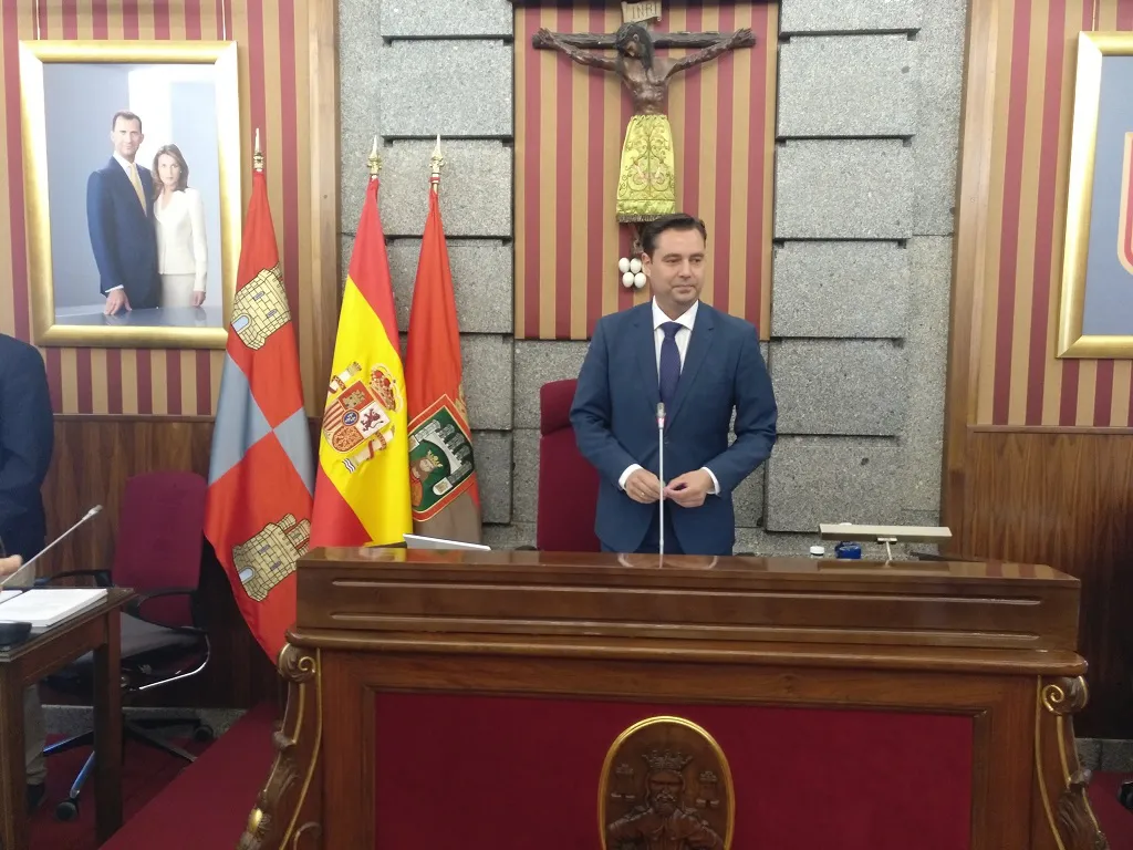 El PP considera que De la Rosa ha actuado con prepotencia, soberbia y chulería durante sus primeros cien días como alcalde