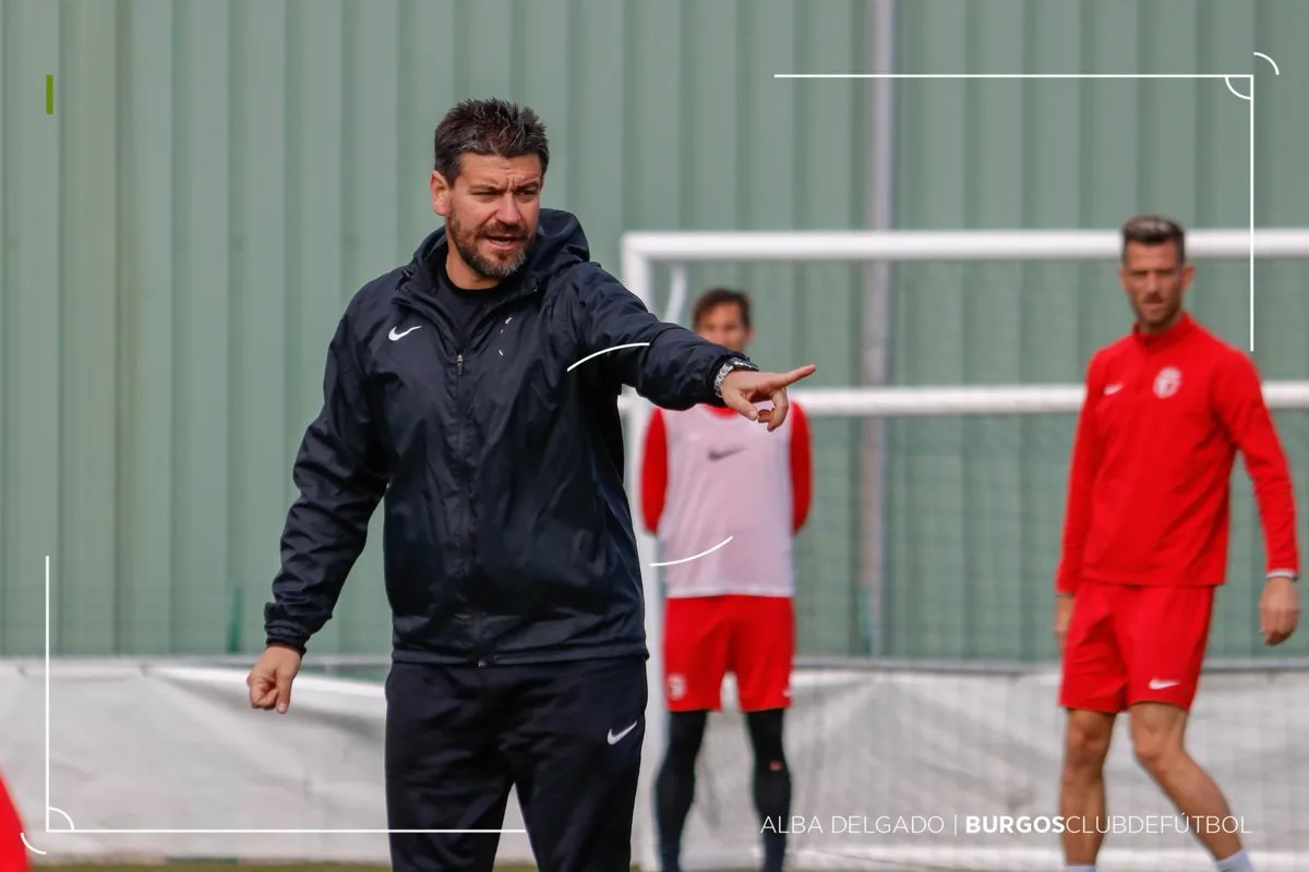 Fernando Estévez continuará siendo el entrenador del Burgos CF
