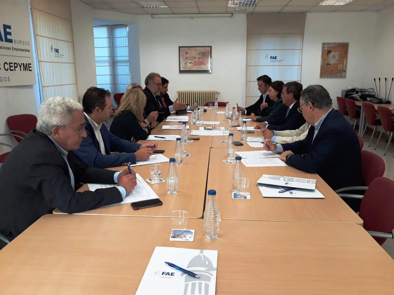 La Diputación se reúne con FAE y promete una inversión de 28 millones de euros en la provincia