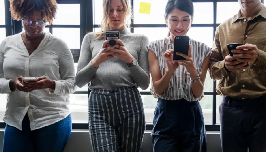 Las nuevas adicciones de los jóvenes a los móviles: Nomofobia, Vamping y Phubbing