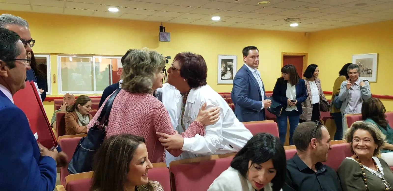 El incremento de plazas MIR puede salvar la ausencia de médicos, pero se debe incentivar más a los médicos para que no se vayan