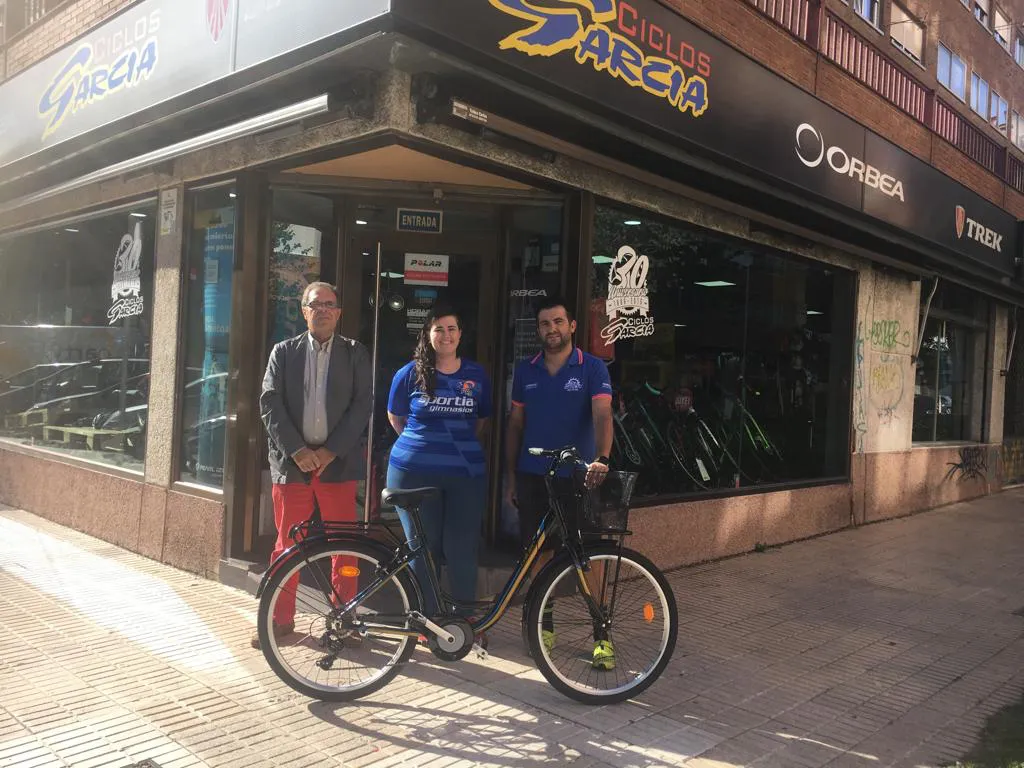Nela Pereda ya disfruta de su nueva bicicleta