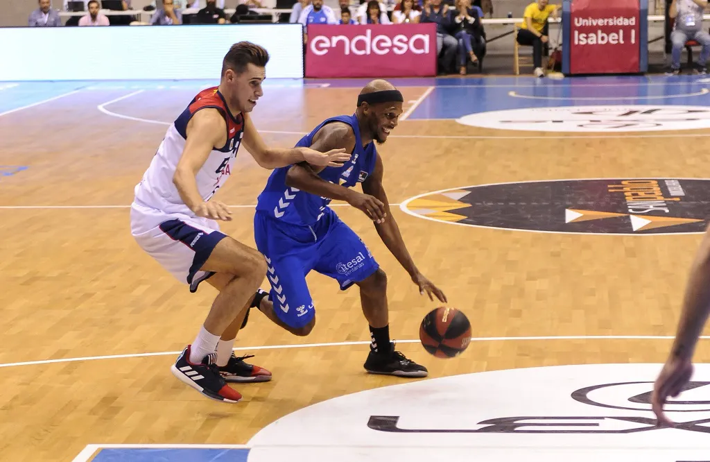 Baloncesto Burgos: El San Pablo estrena la liga en el Coliseum con su segundo triunfo consecutivo del curso ante Manresa (79-65)