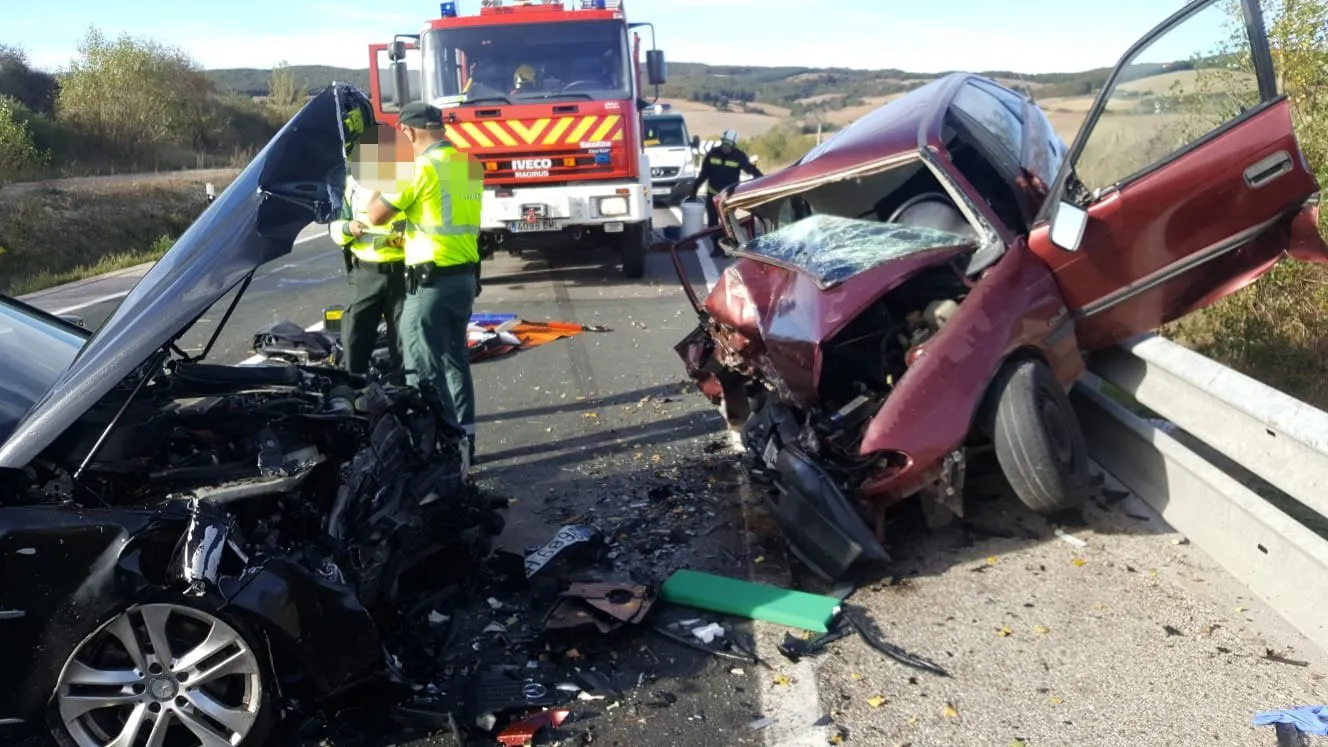 Tres heridos en una colisión frontal entre dos turismos en la N-120