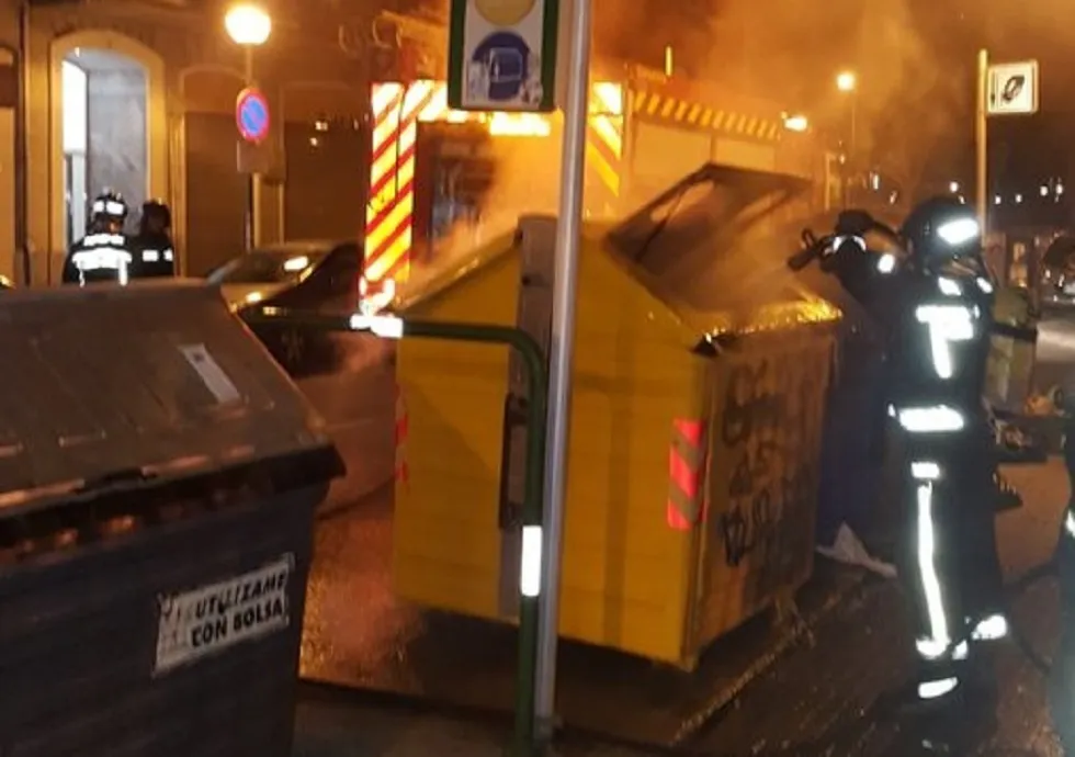 Los bomberos sofocan tres incendios en varios contenedores de la ciudad