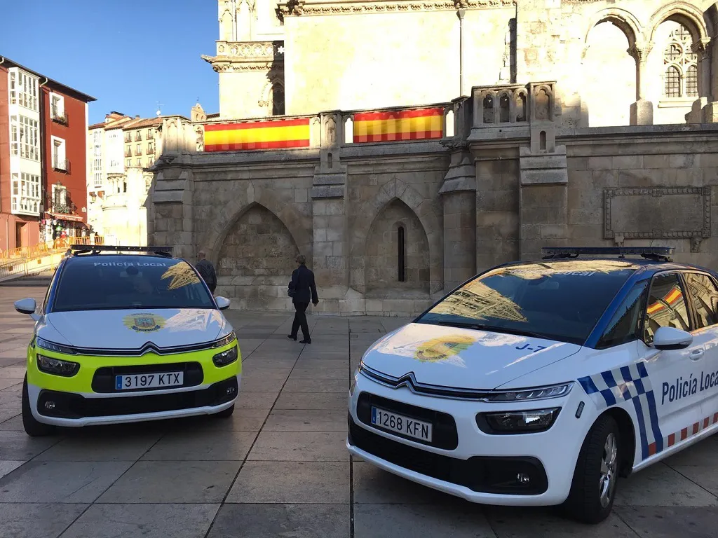 Los vehículos de la Policía Local serán en unos meses mucho más visibles gracias a su nueva imagen