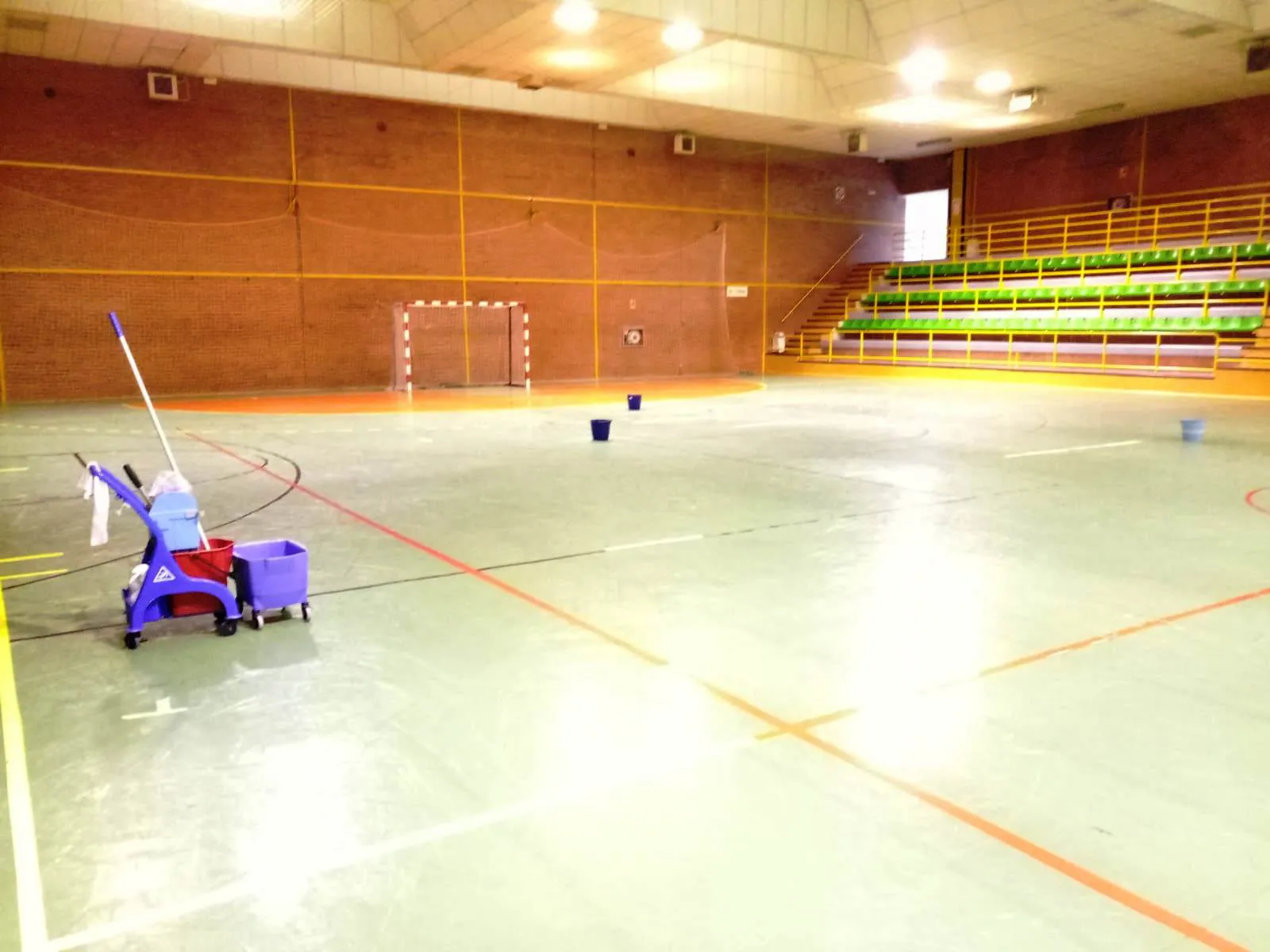 El Balonmano Burgos suspende un partido por goteras en el Carlos Serna