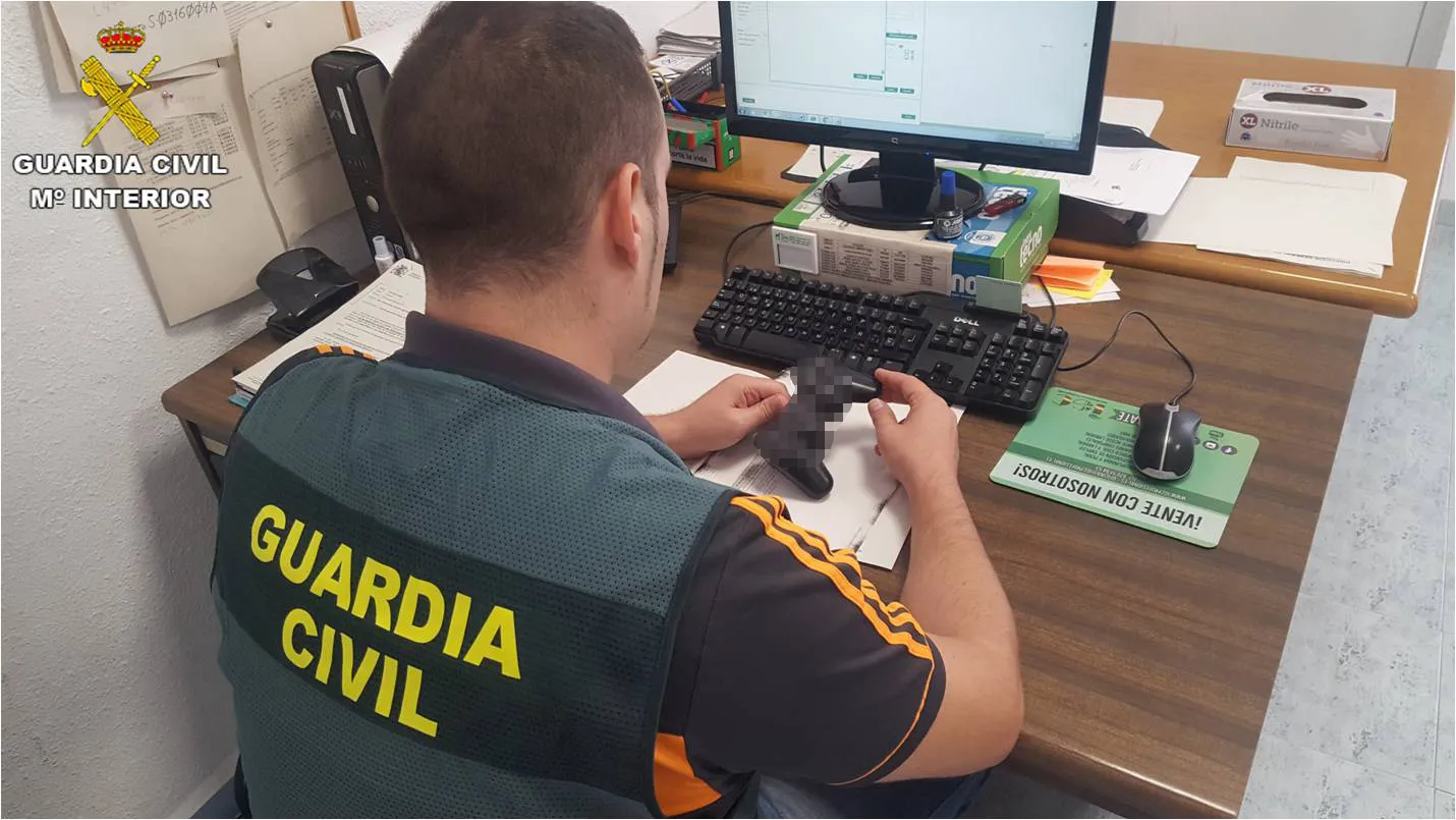 La Guardia Civil detiene en San Vicente a los presuntos autores de 40 delitos de estafa por internet