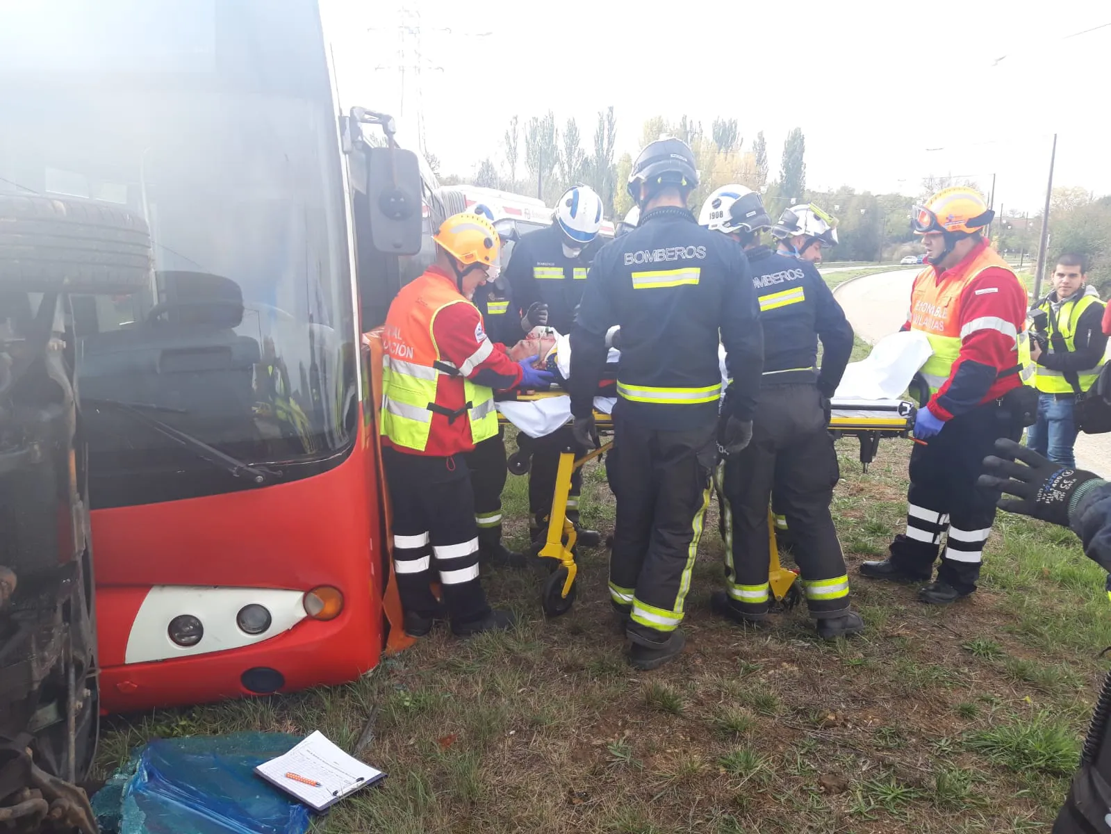 50 escolares participan en un simulacro de accidente de autobús escolar en el Nuevo Bulevar