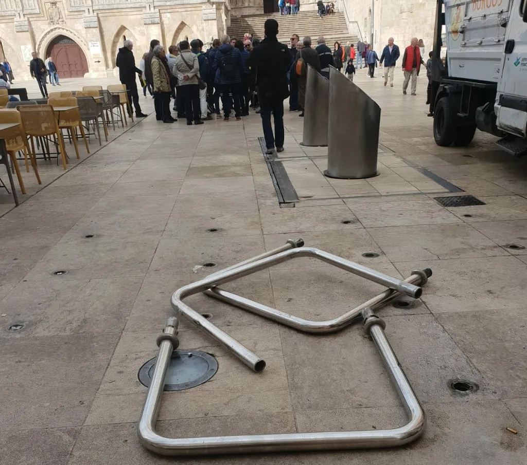 Actos vandálicos en la Plaza del Rey San Fernando
