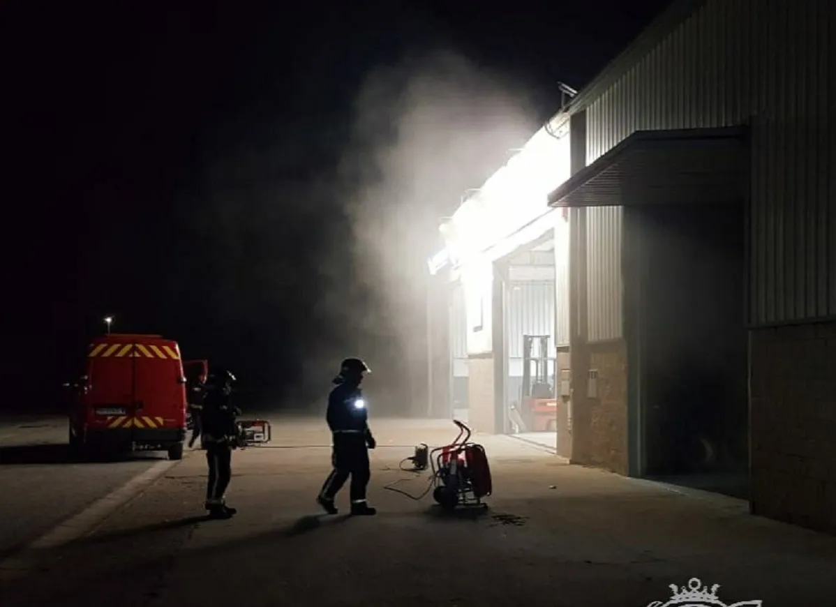 Los bomberos sofocan un incendio de maderas en una nave industrial en el polígono Los Brezos