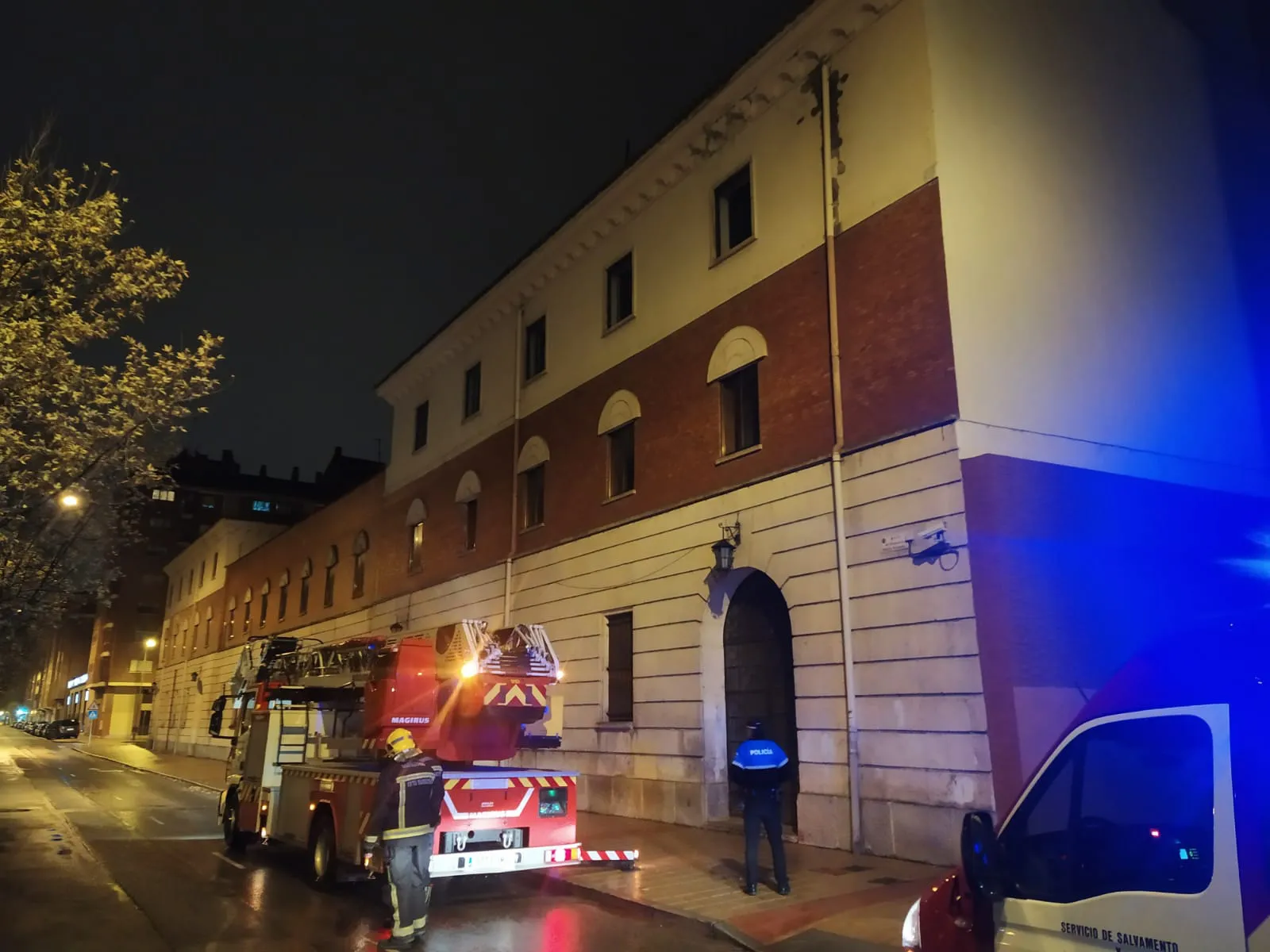 La Policía y los Bomberos acordonan un edificio ante el desprendimiento de cascotes
