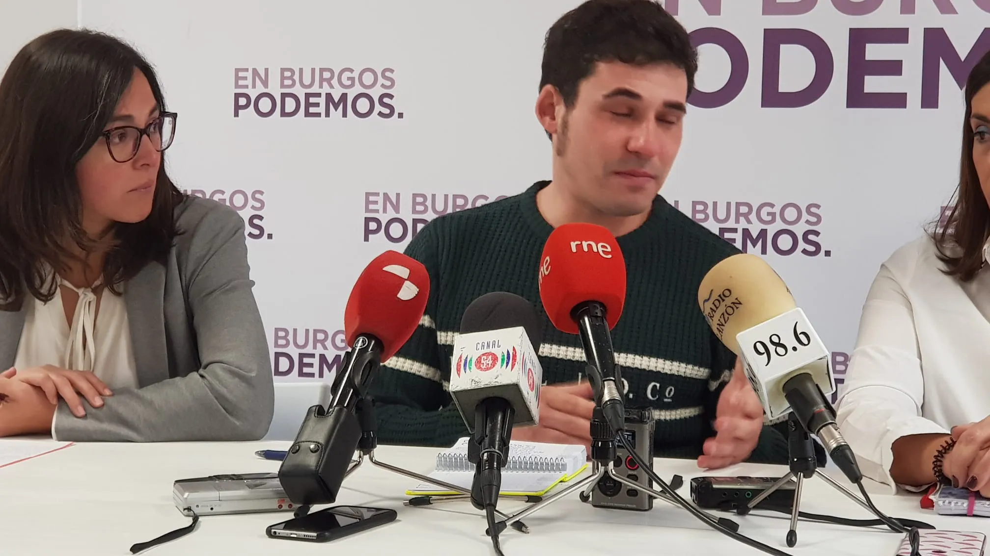 Salinero entrega el testigo de concejal a Hernando, entre lágrimas