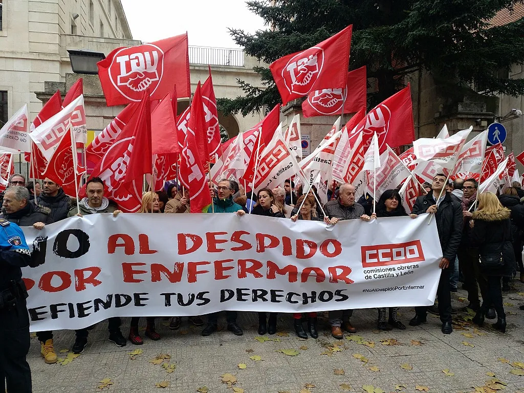 100 personas se concentran por la sentencia del TC que abre la puerta al despido por enfermedad