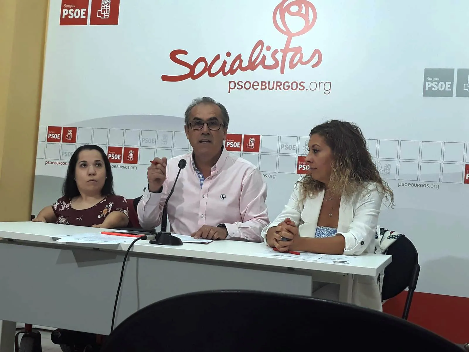 Frutos reclama que la figura del asistente personal sea prestada por la Junta y no por empresas externas