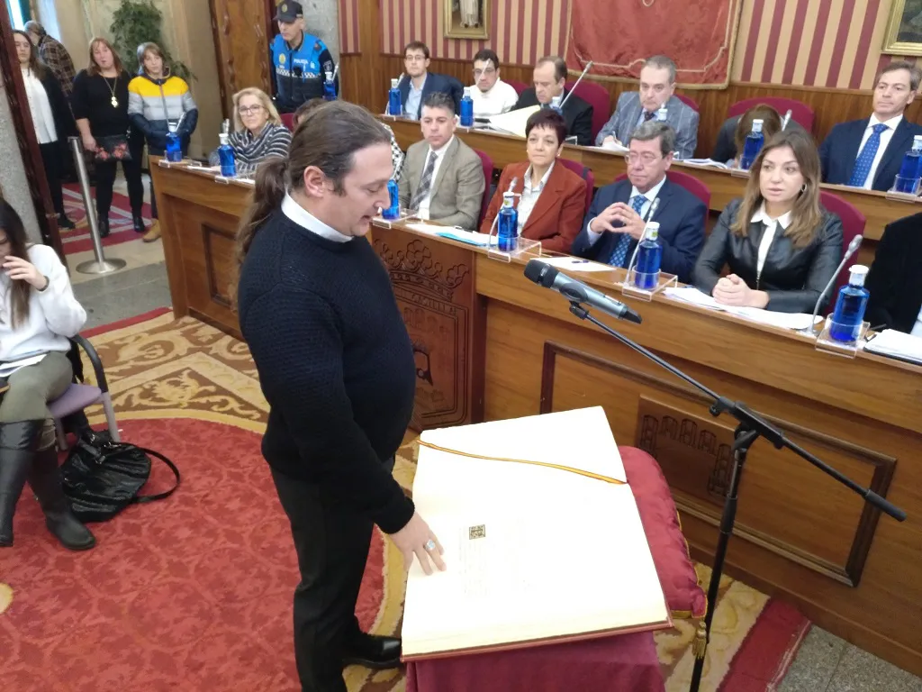 Israel Hernando toma posesión como nuevo concejal del Ayuntamiento